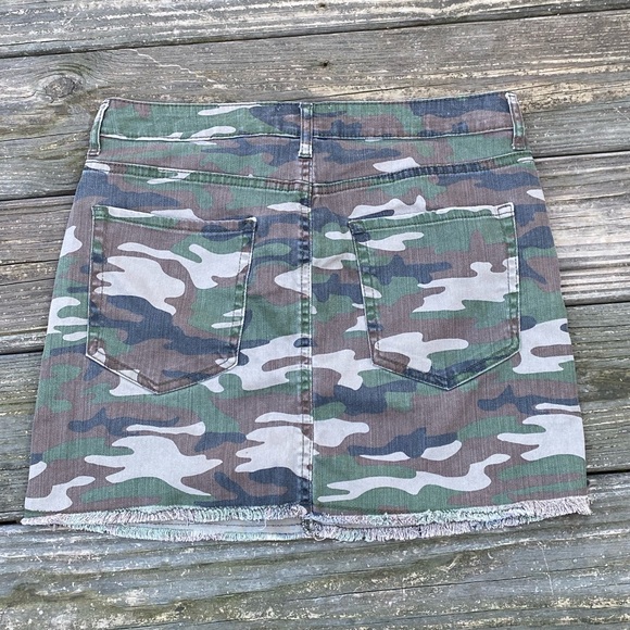 Forever 21 camo premium denim Jean mini skirt sz Large frayed hem and pockets - Picture 6 of 7